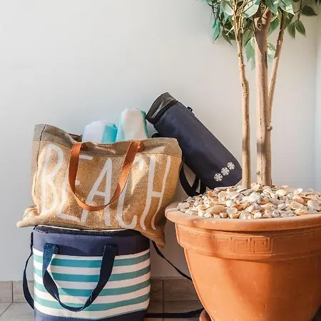 Апартаменты Alexis - Modern 2-bedroom With Swimming Pool