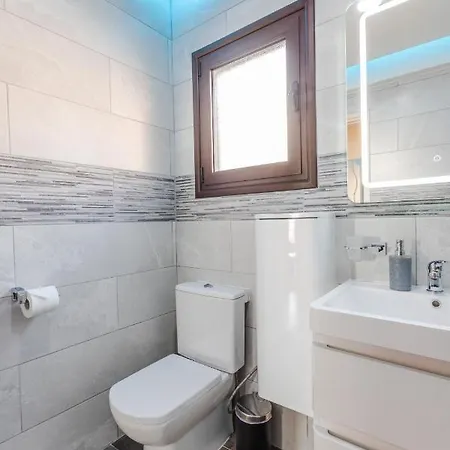 דירה Alexis - Modern 2-bedroom With Swimming Pool