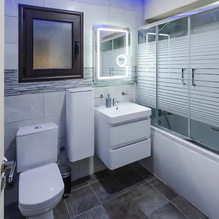 Alexis - Modern 2-bedroom With Swimming Pool פאפוס