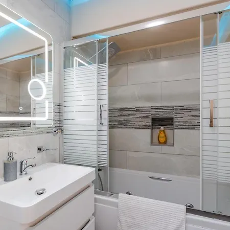 Alexis - Modern 2-bedroom With Swimming Pool דירה פאפוס