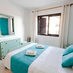 Apartmán Alexis - Modern 2-bedroom With Swimming Pool *