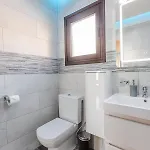 Apartmán Alexis - Modern 2-bedroom With Swimming Pool