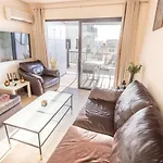 Alexis - Modern 2-bedroom With Swimming Pool