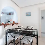 Alexis - Modern 2-bedroom With Swimming Pool
