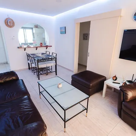 Alexis - Modern 2-bedroom With Swimming Pool *