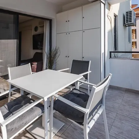 Apartment Alexis - Modern 2-bedroom With Swimming Pool *