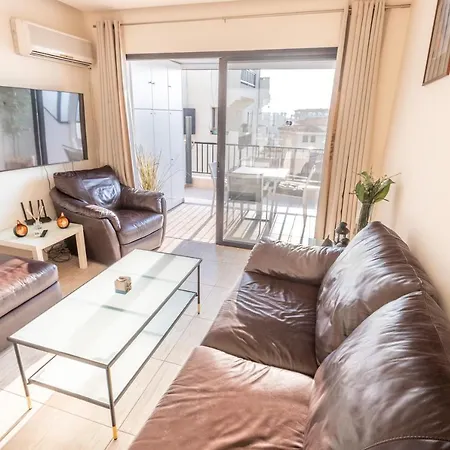 Alexis - Modern 2-bedroom With Swimming Pool